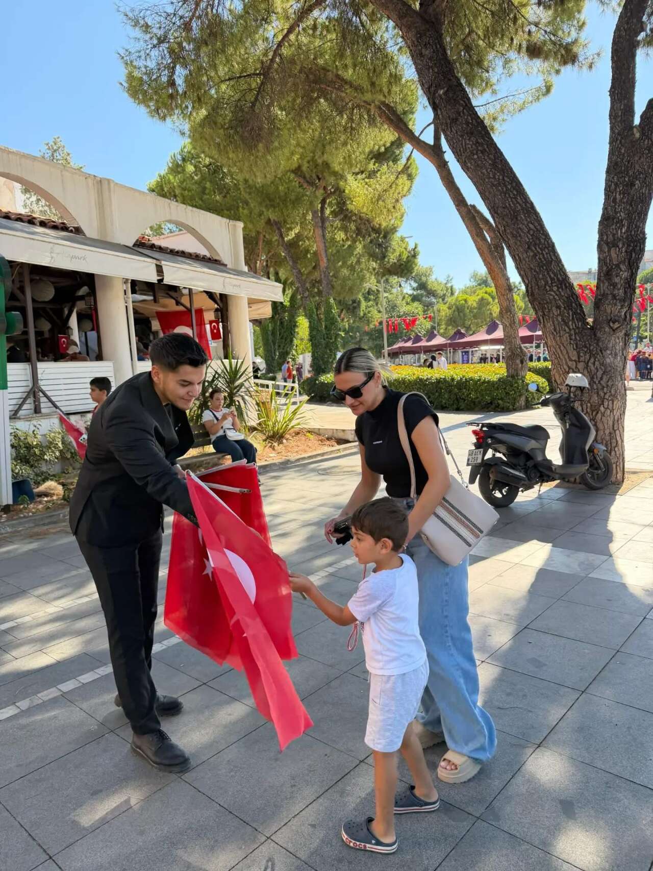 Muğla Ülkü Ocakları’ndan 30 Ağustos’ta Vatandaşlara Türk Bayrağı 3
